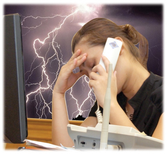 Những hiểm hoạ rình rập khi sử dụng điện thoại dưới trời mưa